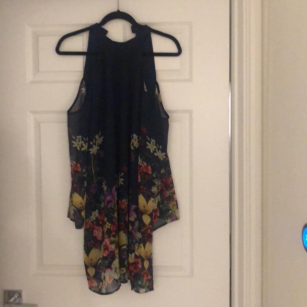 Dress with exposed shoulders, with sleeves